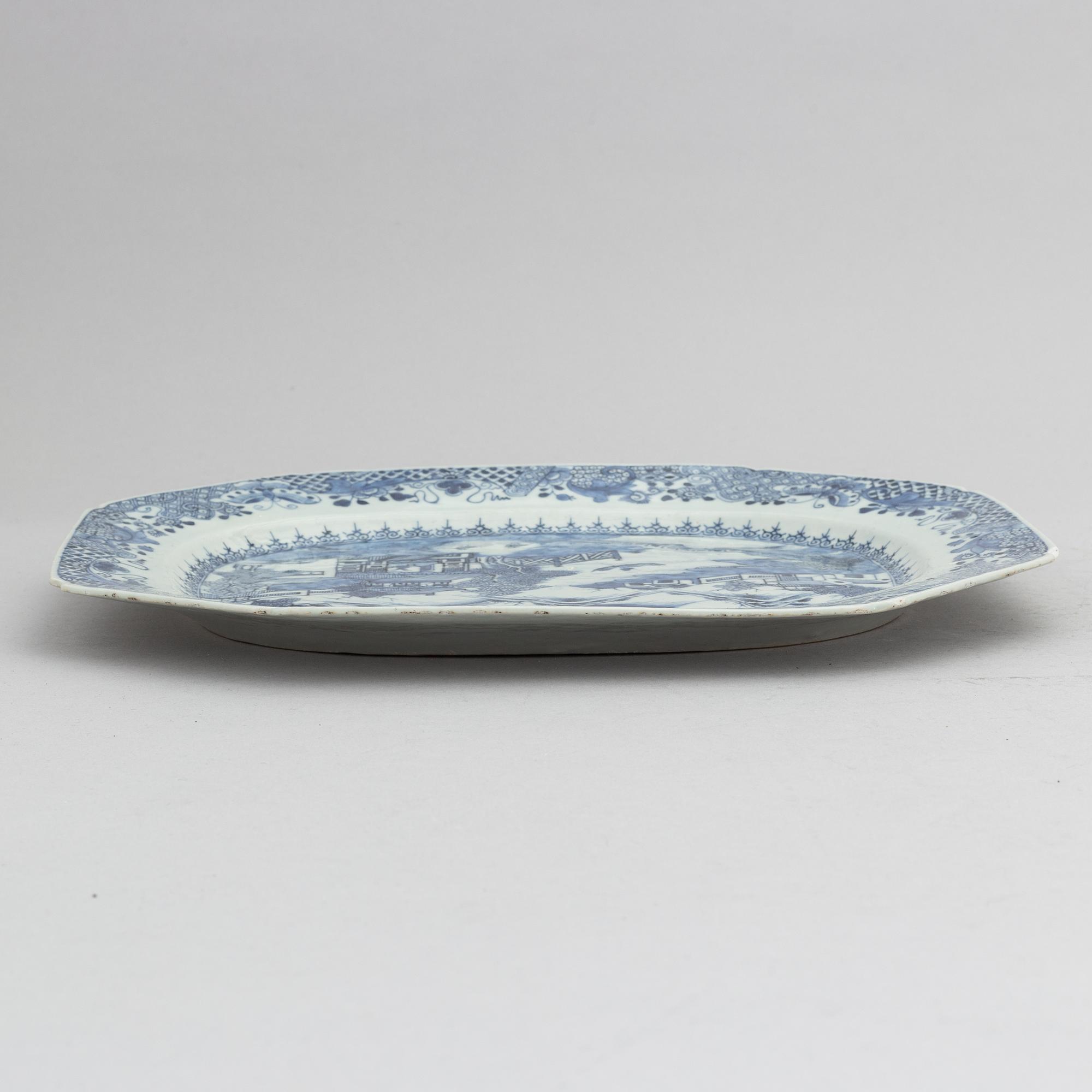 A Chinese blue and white porcelain serving dish, Qing dynasty, Qianlong (1736-95).