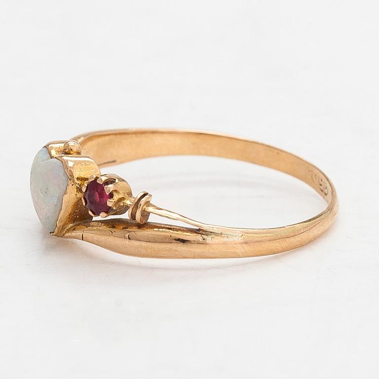 Ring, 18K guld, med opal och granat glas dubletter.