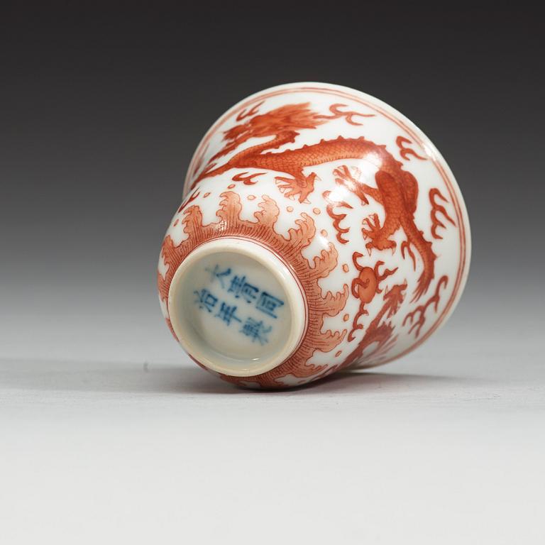 KOPPAR, sju stycken, porslin. Qing dynastin, fyra med Tongzhis sex karaktärers märke (1862-1874),