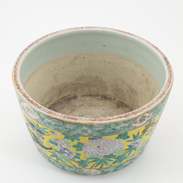 A large enamelled four clawed dragon flower pot, Qing dynasty, circa 1900.