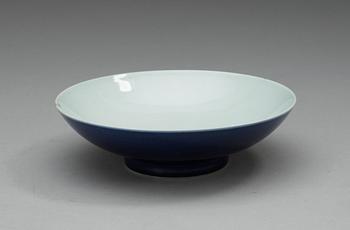 A blue glazed bowl, late Qing dynasty with Yongzhengs six character mark.