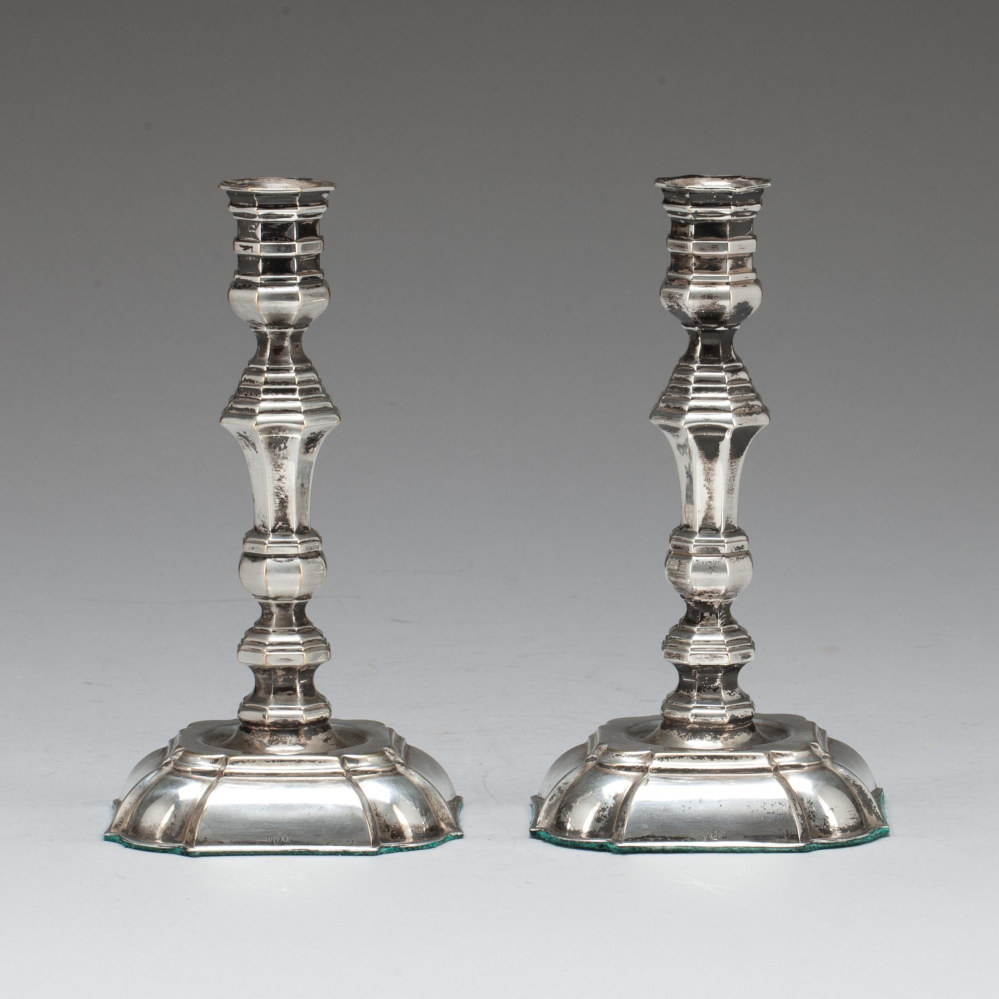 LJUSSTAKAR, ett par. Barockstil, pläter, trol. Österrike.