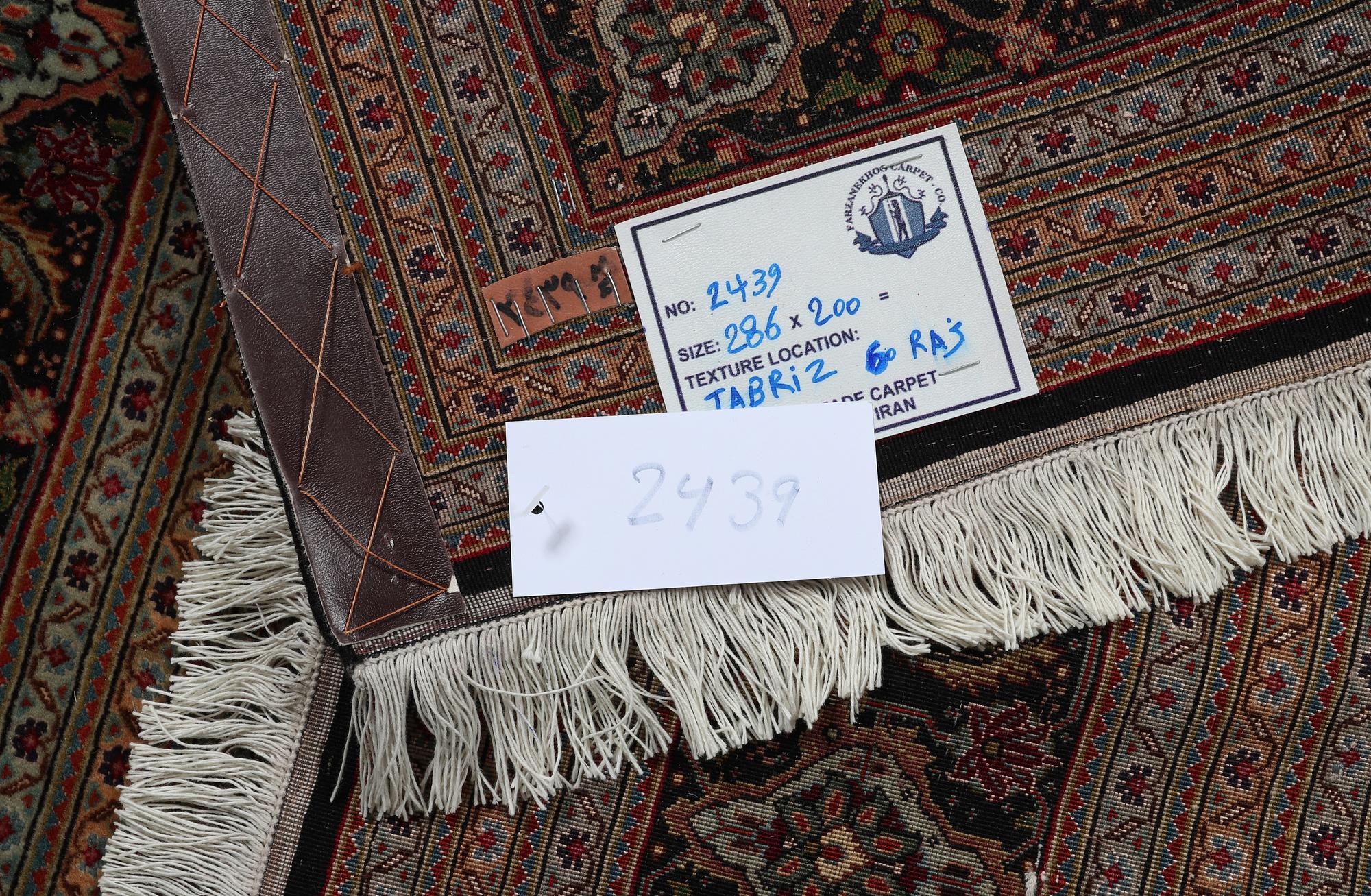 A CARPET, Tabriz, sk Mahi, 60 Raj, 286 x 200 cm.