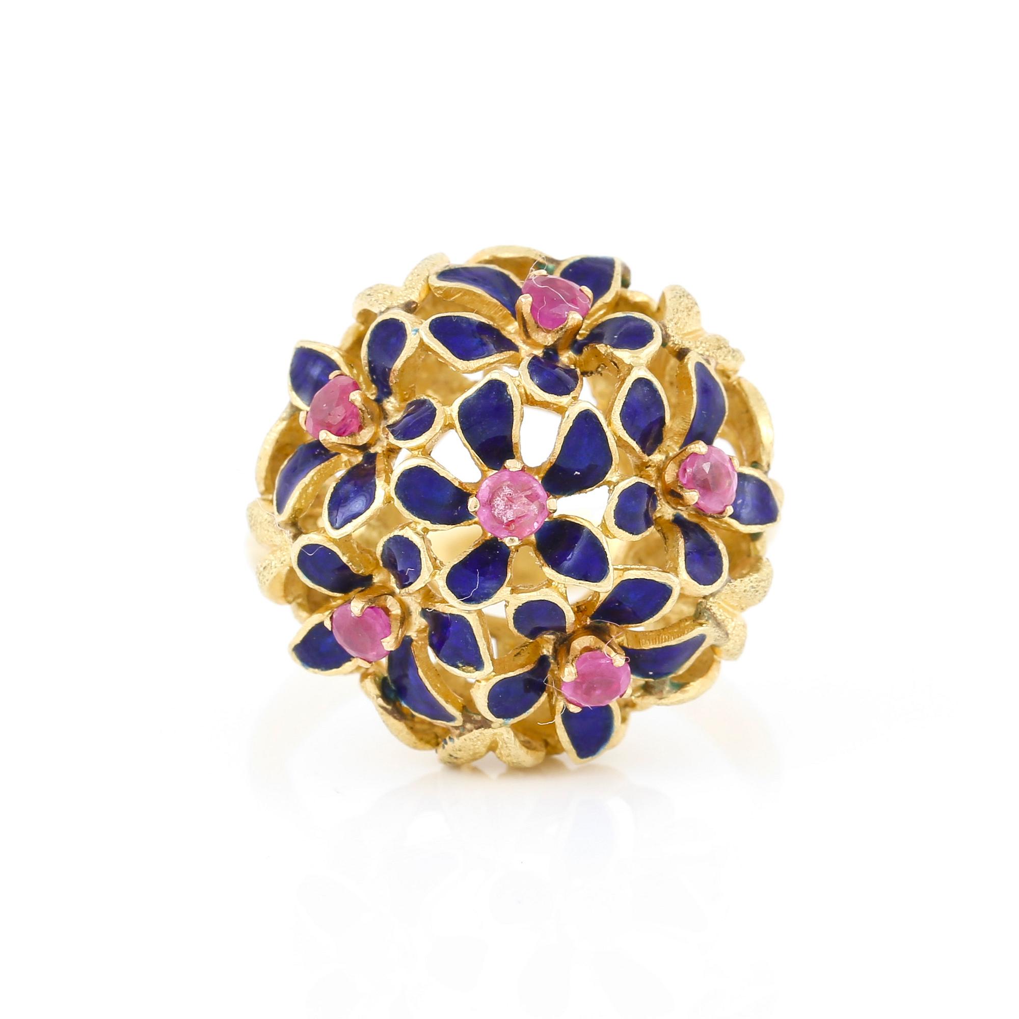 RING, 18K guld med blå emalj och rosa safirer, tot ca 0.25 ct. Vikt ca 8,85 g.