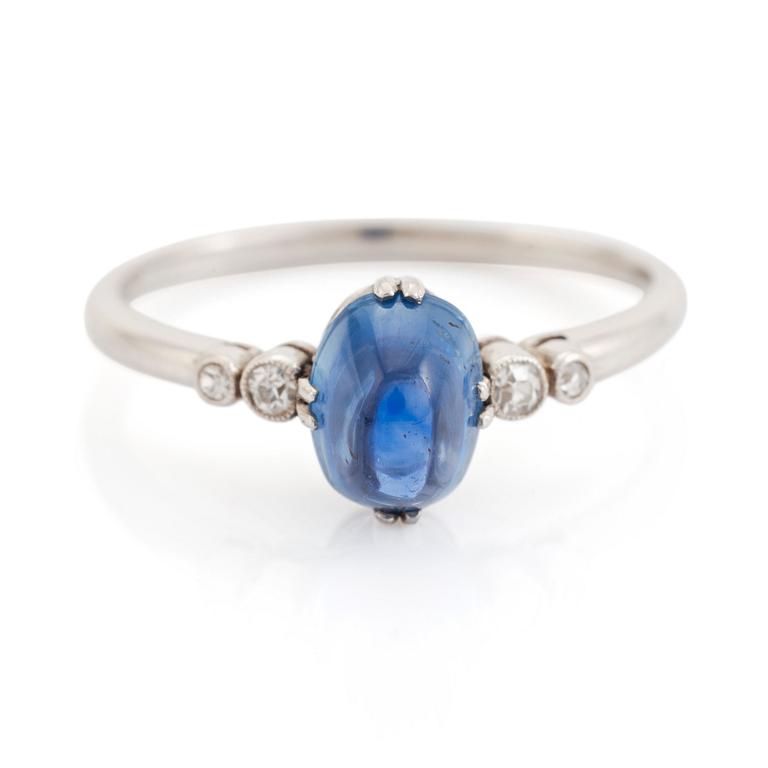 Ring platina med en cabochonslipad safir.