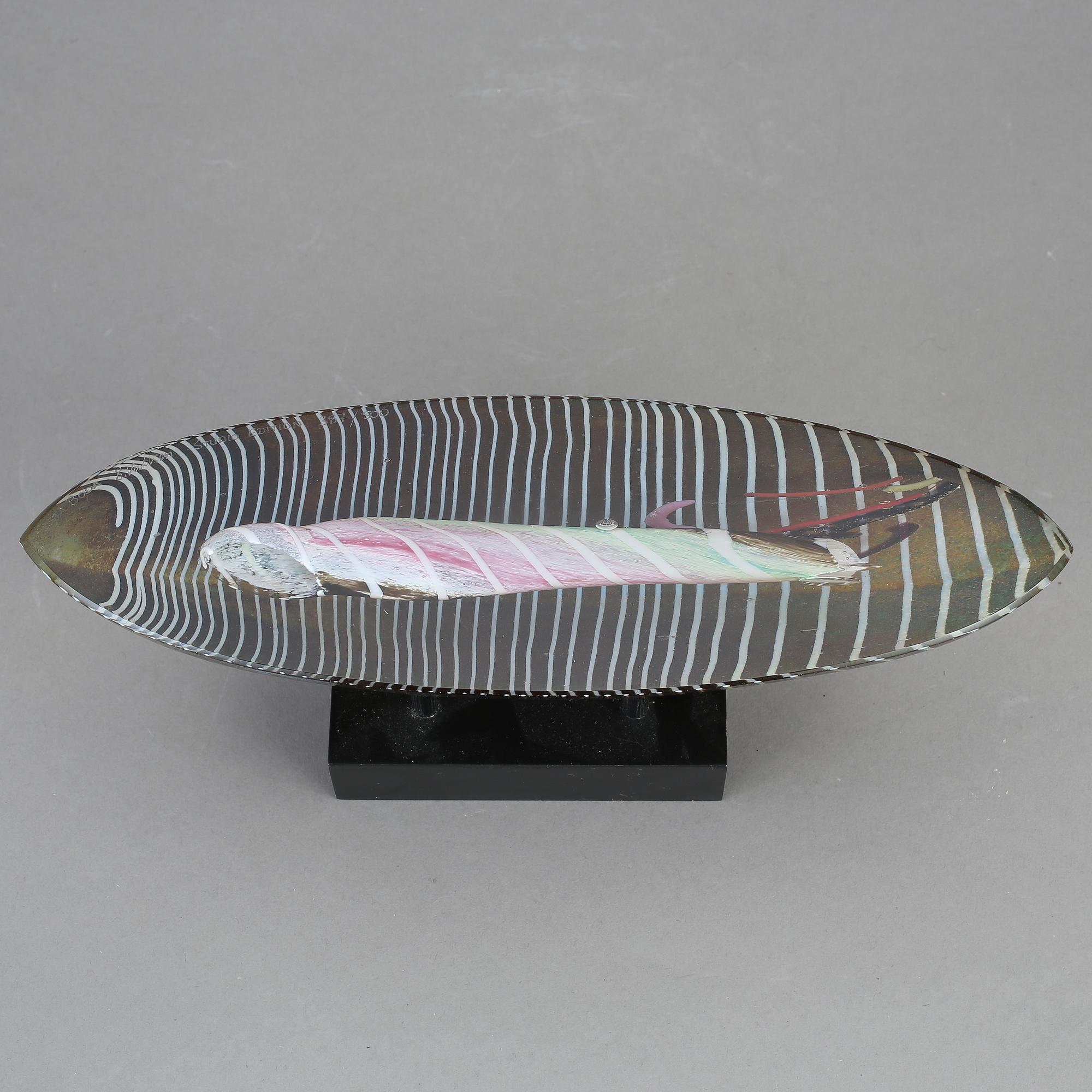 SKULPTUR, glas, Bertil Vallien, Kosta Boda. Signerad studio edition 387/500.