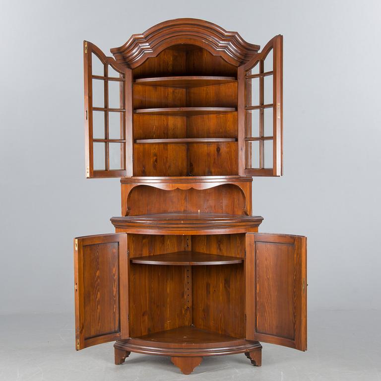 HÖRNSKÅP, ett par, rokokostil, 1900-tal, Åmells.