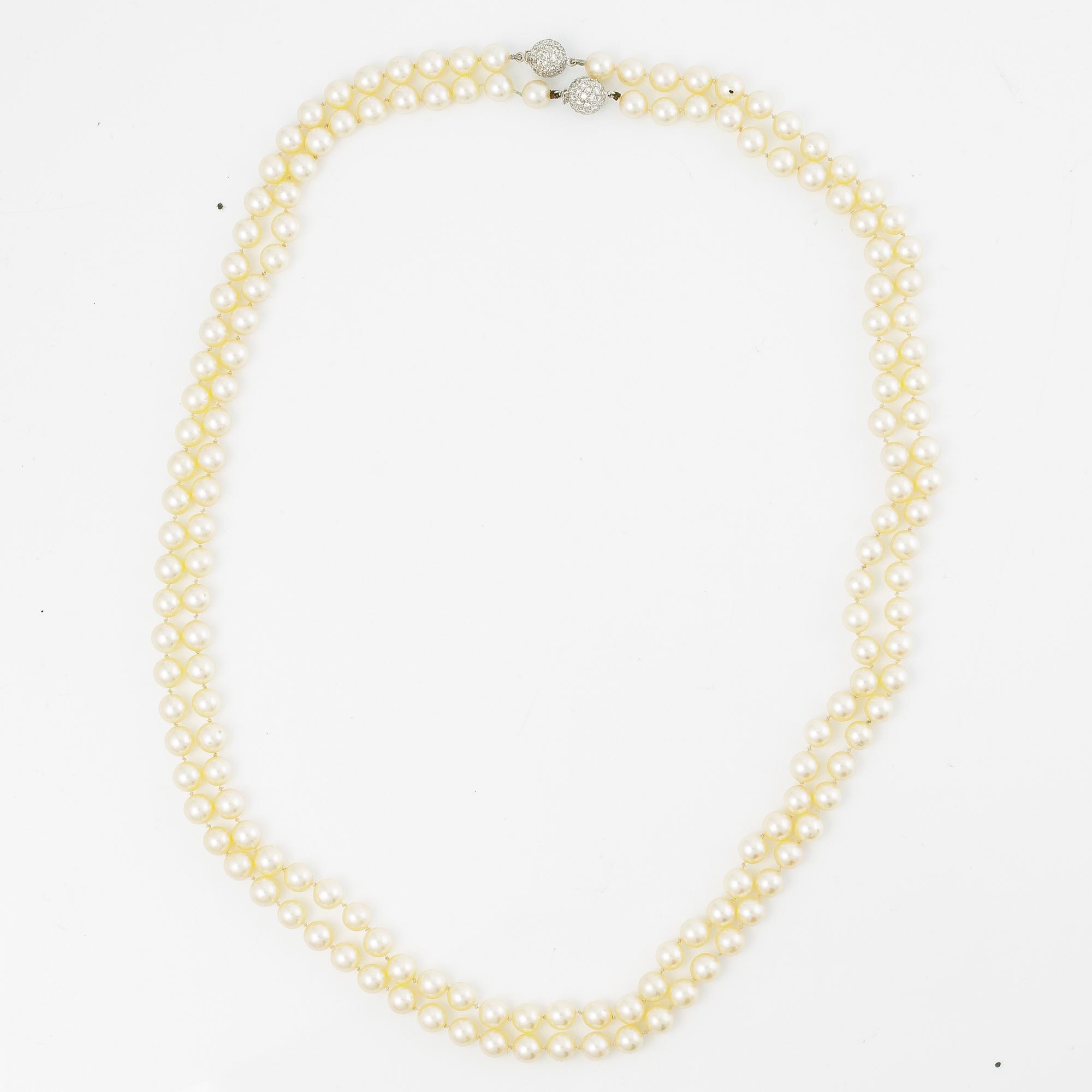 Two necklaces of cultured pearls clasp set with round brilliant-cut diamonds, 18K gold.