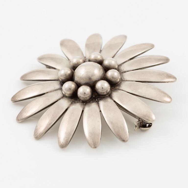 Henning Koppel, hänge  'Amoeba' silver för Georg Jensen, och brosch, silver ASA, Asa-Silver Tage Linde, Falkenberg 1956.