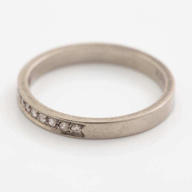 Ringar, 2 stycken, 18K vitguld med diamanter och smaragder.