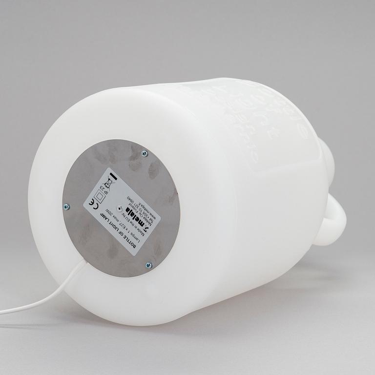 Eero Aarnio, pöytävalaisin "Bottle of Light" Melaja Oy, 2010.