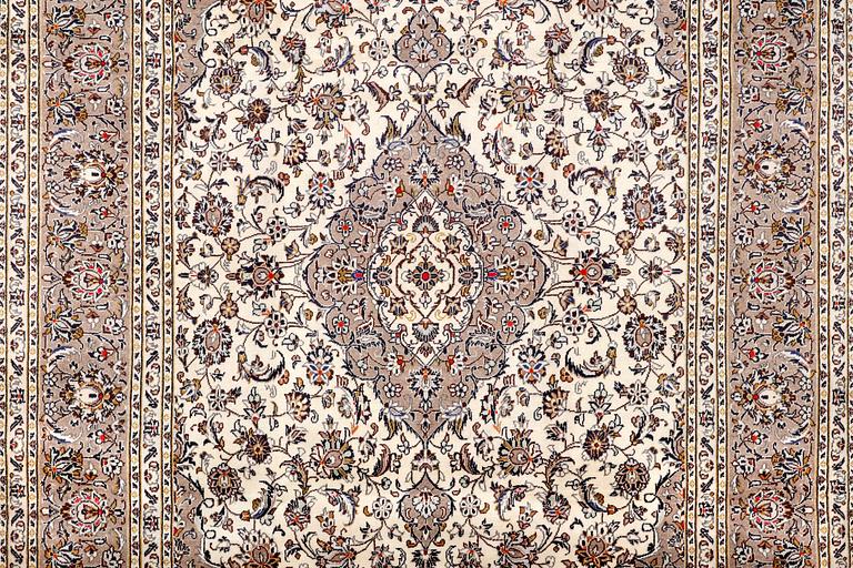 A Kashan carpet, c. 357 x 240 cm.