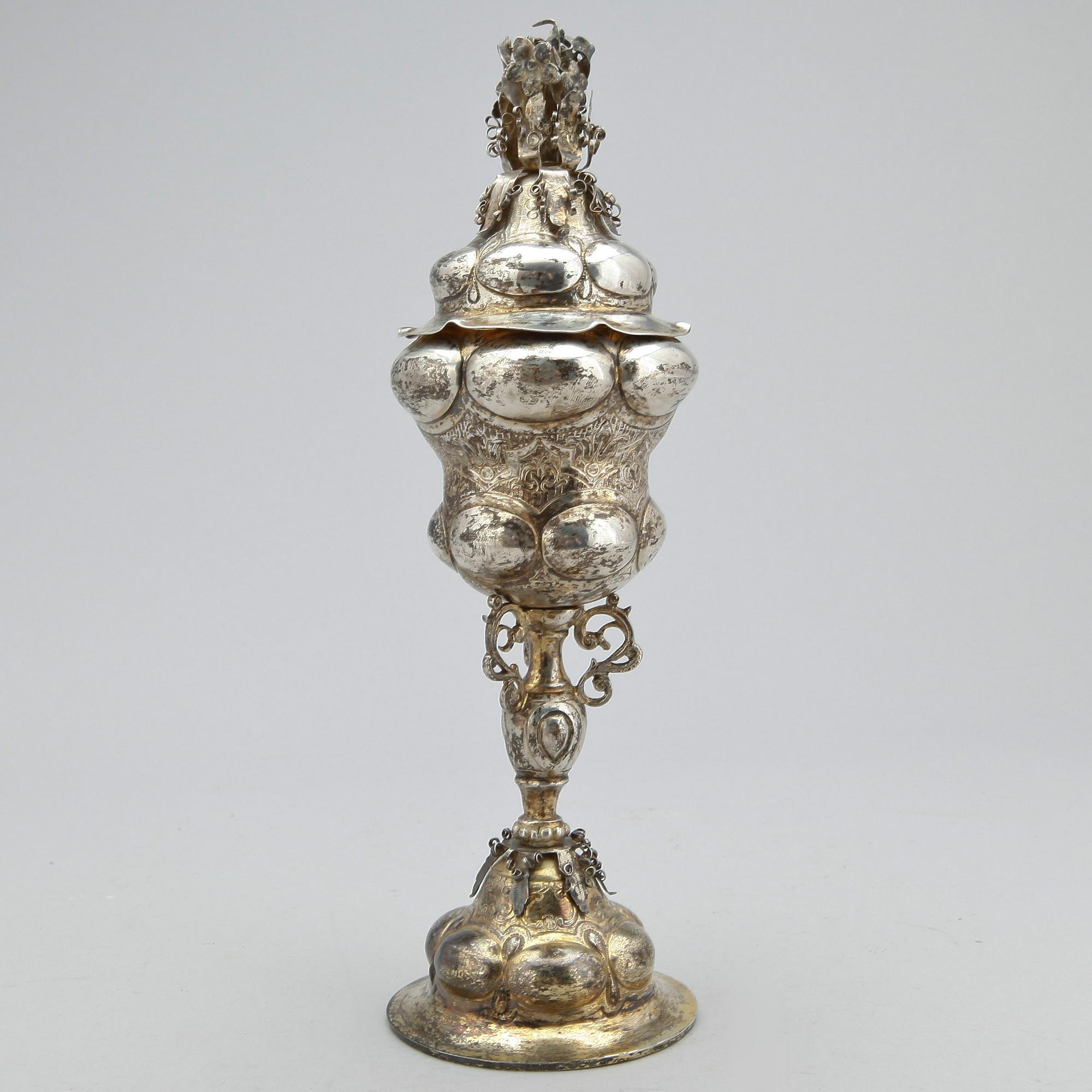 POKAL med LOCK, låghaltigt silver, nyrenässans, Tyskland, omkring 1900. Vikt ca 291g.