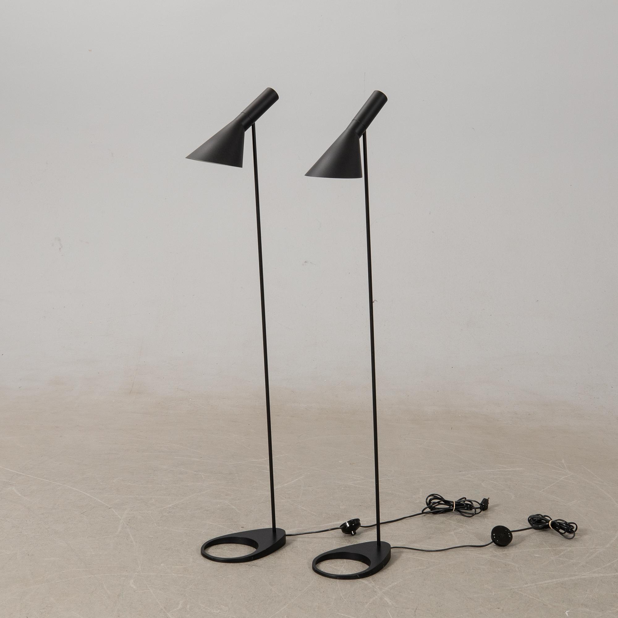 Arne Jacobsen, golvlampor 1 par, "AJ" för Louis Poulsen, Danmark.