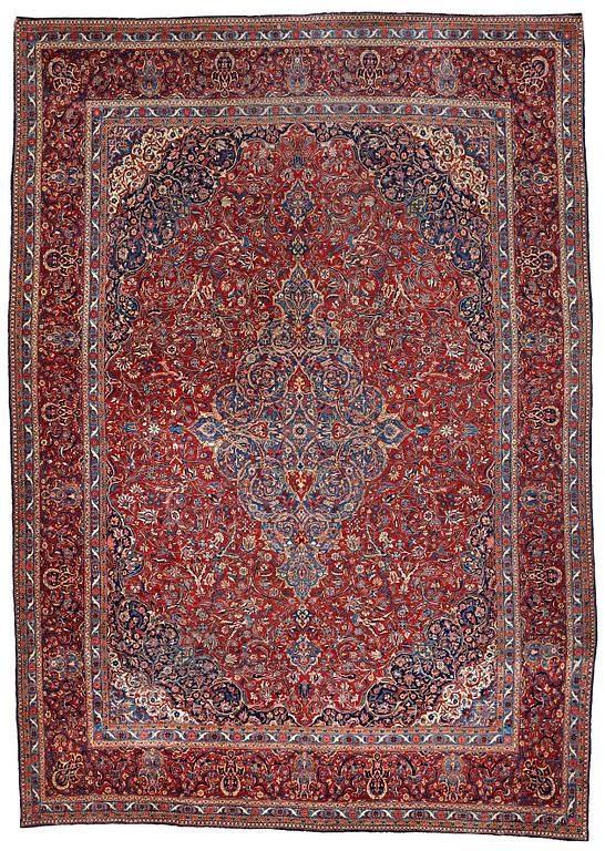 A CARPET, a semi-antique Kashan, ca 443,5 x 314,5 cm.