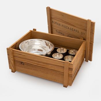 A silver punch bowl with ladle and six beakers, Auran Kultaseppä, Turku 1975-76. In original wooden box.