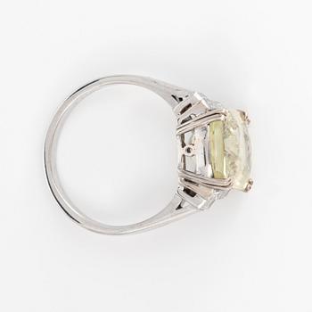 RING med naturlig gröngul safir, 7.85 ct enligt GRS cert, samt baguetteslipade diamanter totalt cirka 0.30 ct.