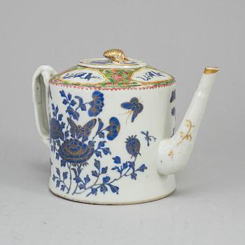 A large famille rose teapot with cover, Qing dynasty, late 19th century.