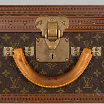 LOUIS VUITTON, a monogram canvas suitcase.