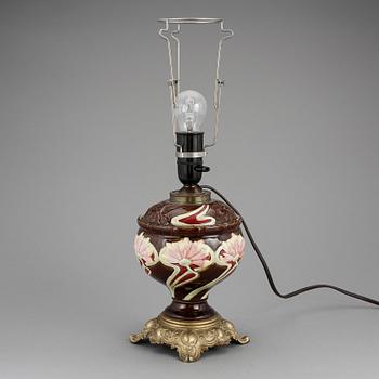 BORDSLAMPA, majolika, omkring sekelskiftet 1900.