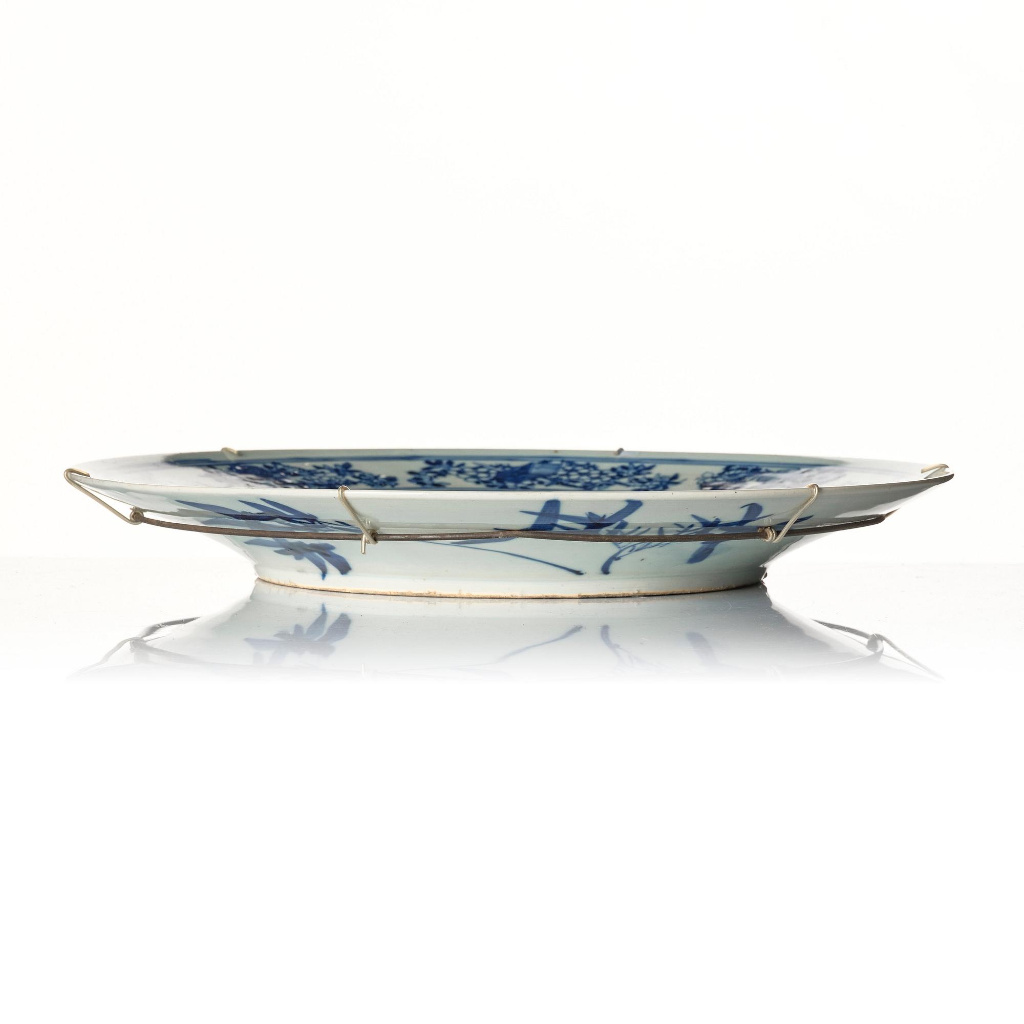 A blue and white dish, late Qing dynasty/circa 1900.