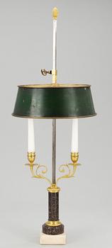 489. BOUILLOTTELAMPA, för två ljus. Empirestil.