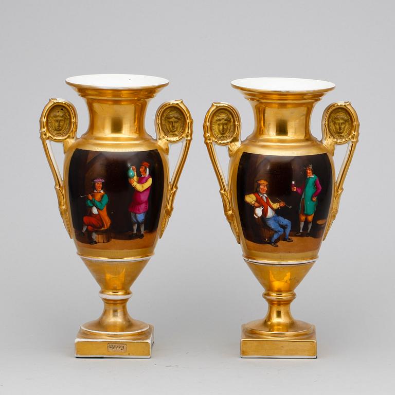 URNOR, ett par, porslin, Europa, senempire, omkring 1800-talets mitt.