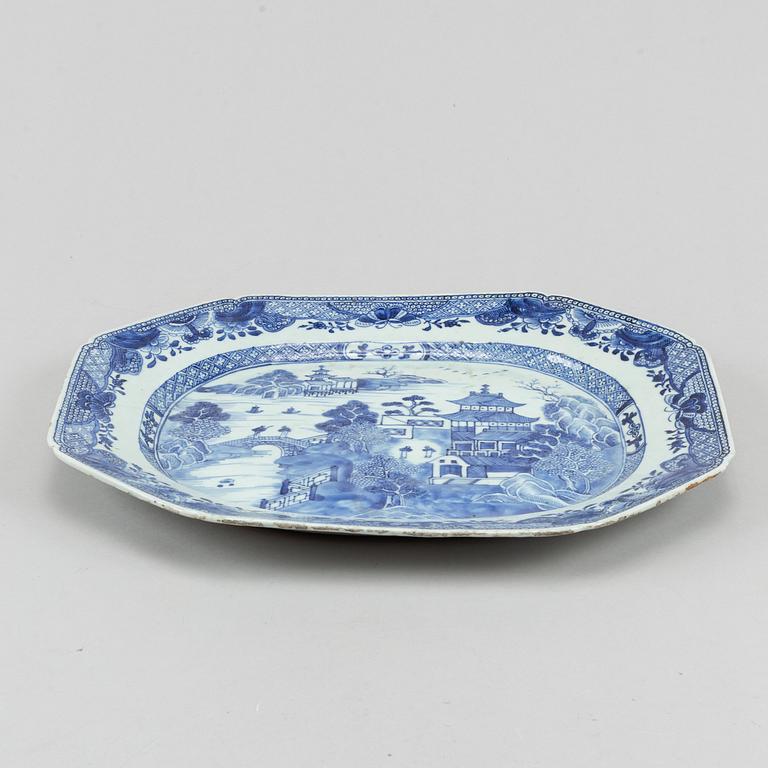 A blue and white export porcelain serving dish, Qing dynasty, Qianlong (1736-95).