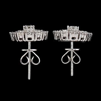 ÖRHÄNGEN, 1 par, 18K vitguld, diamanter tot ca 0.91 ct.
