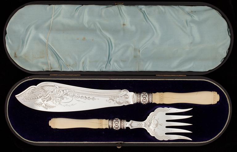 SERVERINGSBESTICK, 2 delar, silver, Sheffield 1886, England, bär finska kontrollstämplar. Tot. vikt ca 248,6 g.