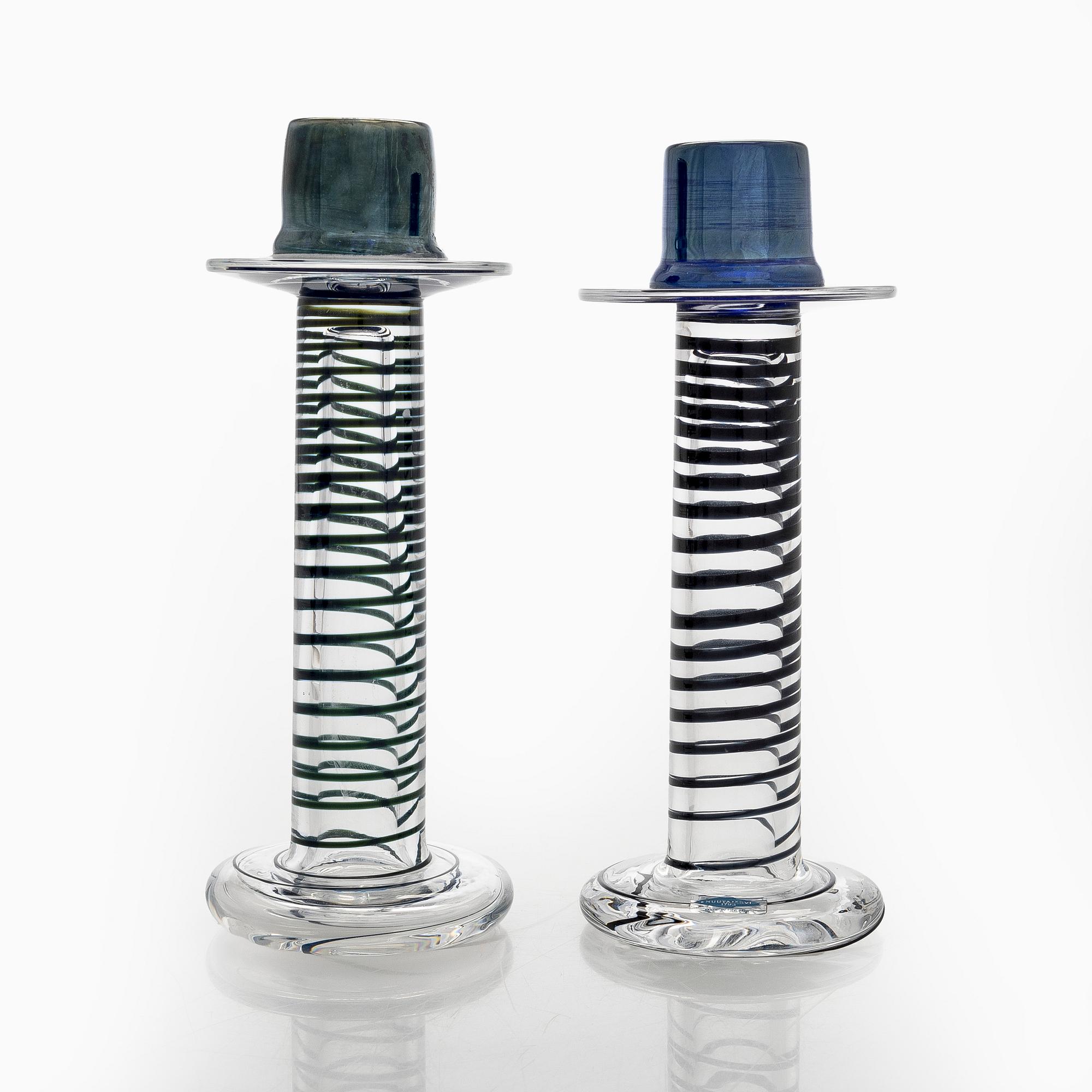 Oiva Toikka, kynttilänjalat, 2 kpl, "Primo", toinen signeerattu Oiva Toikka Nuutajärvi Notsjö.