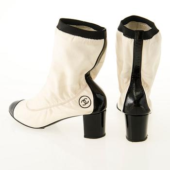 CHANEL Cream and Black Ankle Boots in size 38.