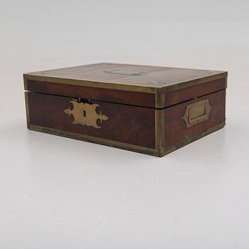 SKRIV/TOALETTSCHATULL, England, 1800-talets andra hälft.