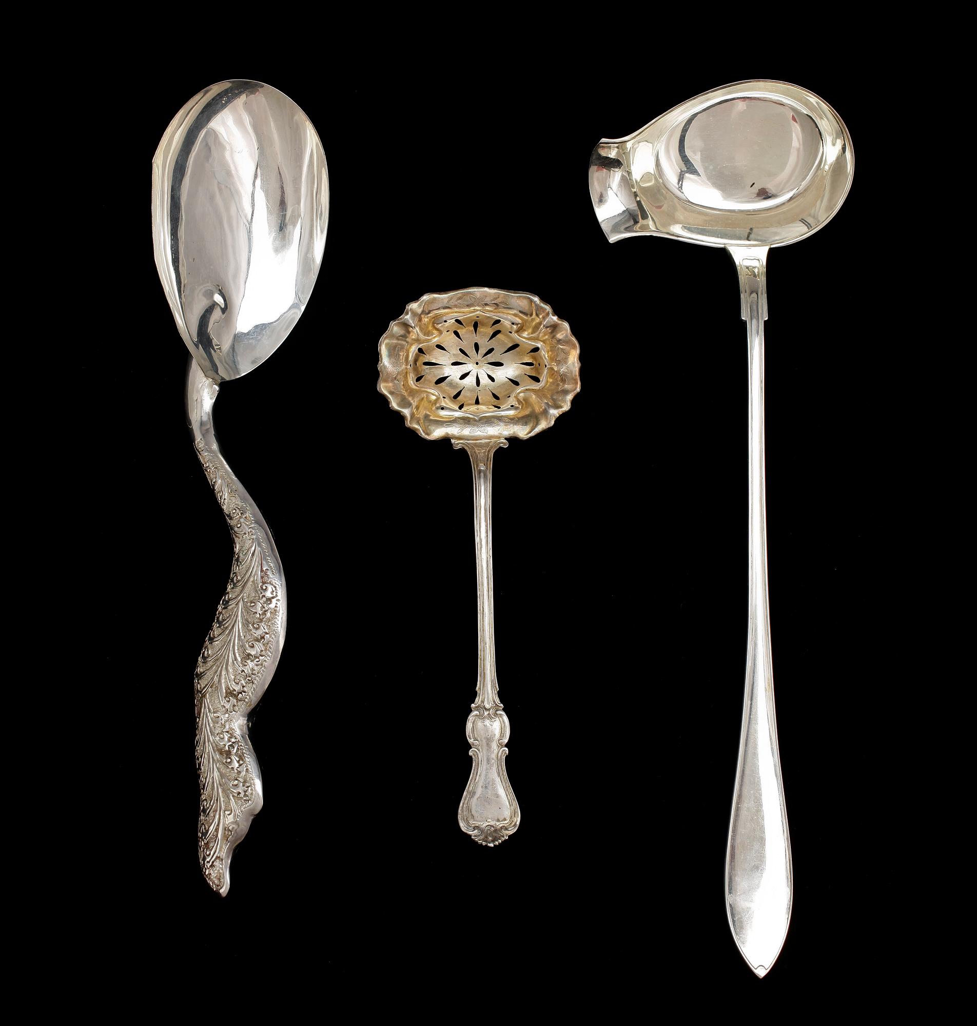 BESTICK med SCHATULL, 117 delar, silver, främst "Svensk spets", GAB, Stockholm, 1926. Totalvikt ca 6149 g.