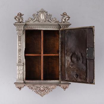 VÄGGSKÅP, vitmetall, renässansstil, 1800-talets andra hälft.
