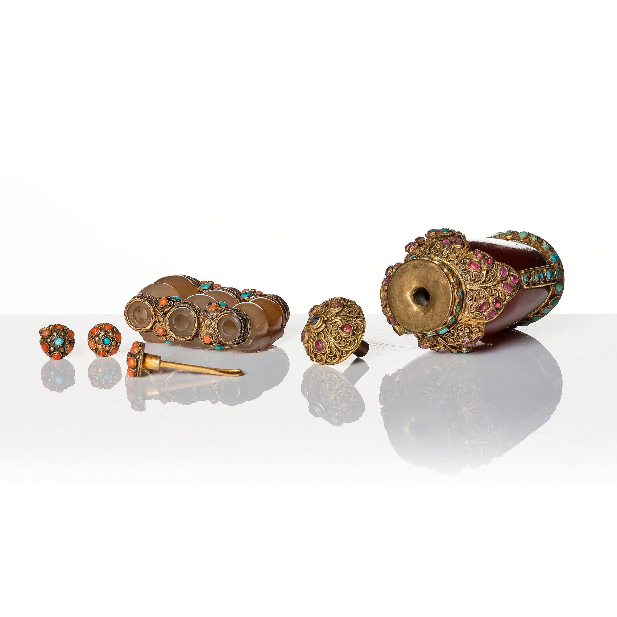 Snusflaskor, fyra stycken, samt skulptur, sten och metallarbeten. Kina, 1900-tal.
