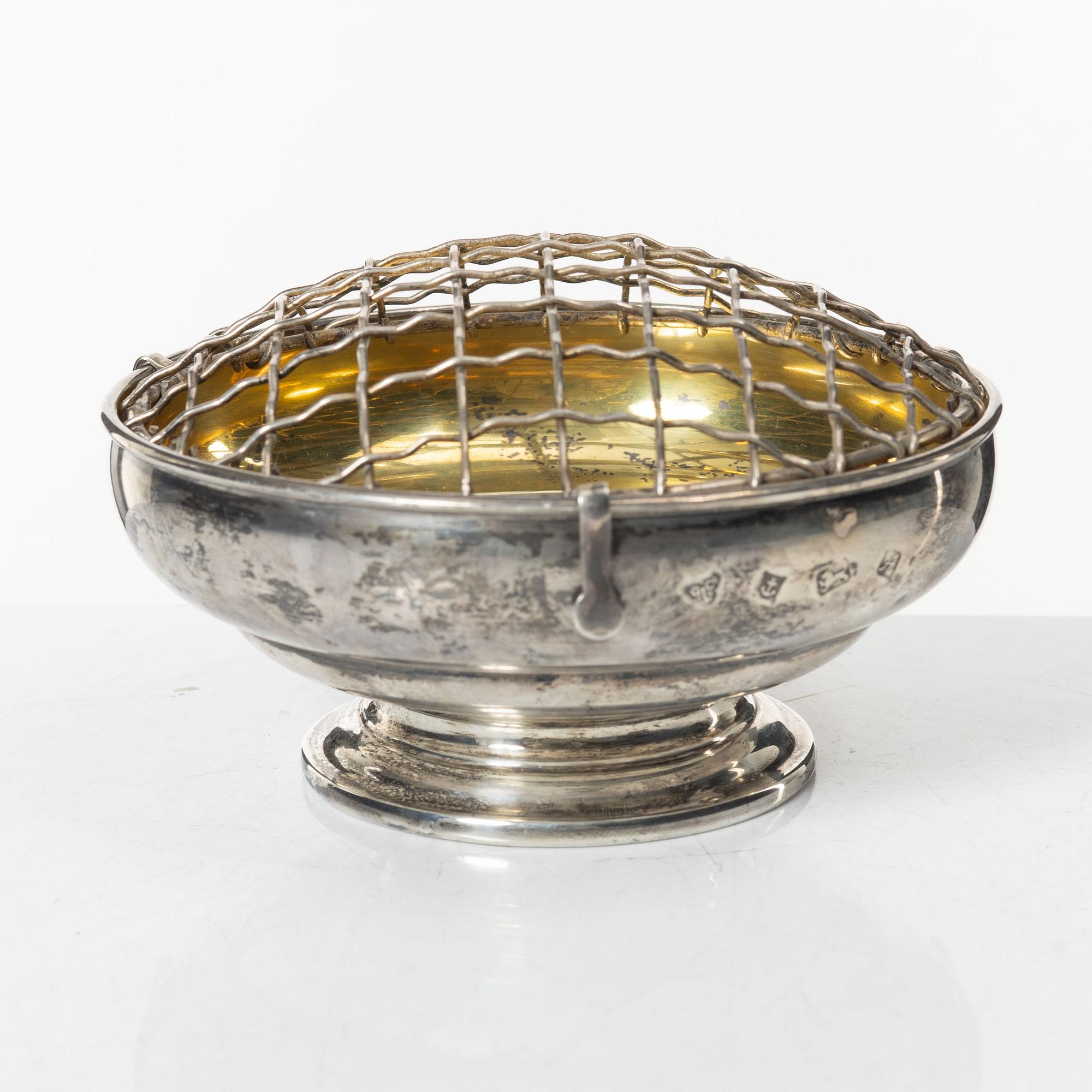 A parcel gilt silver bowl for flower arrangement, Garrard & Co Ltd, Birmingham 1975.