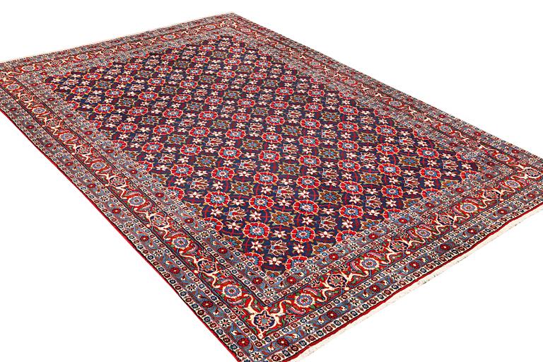 A semi-antique Varamin carpet, a. 339 x 233 cm.