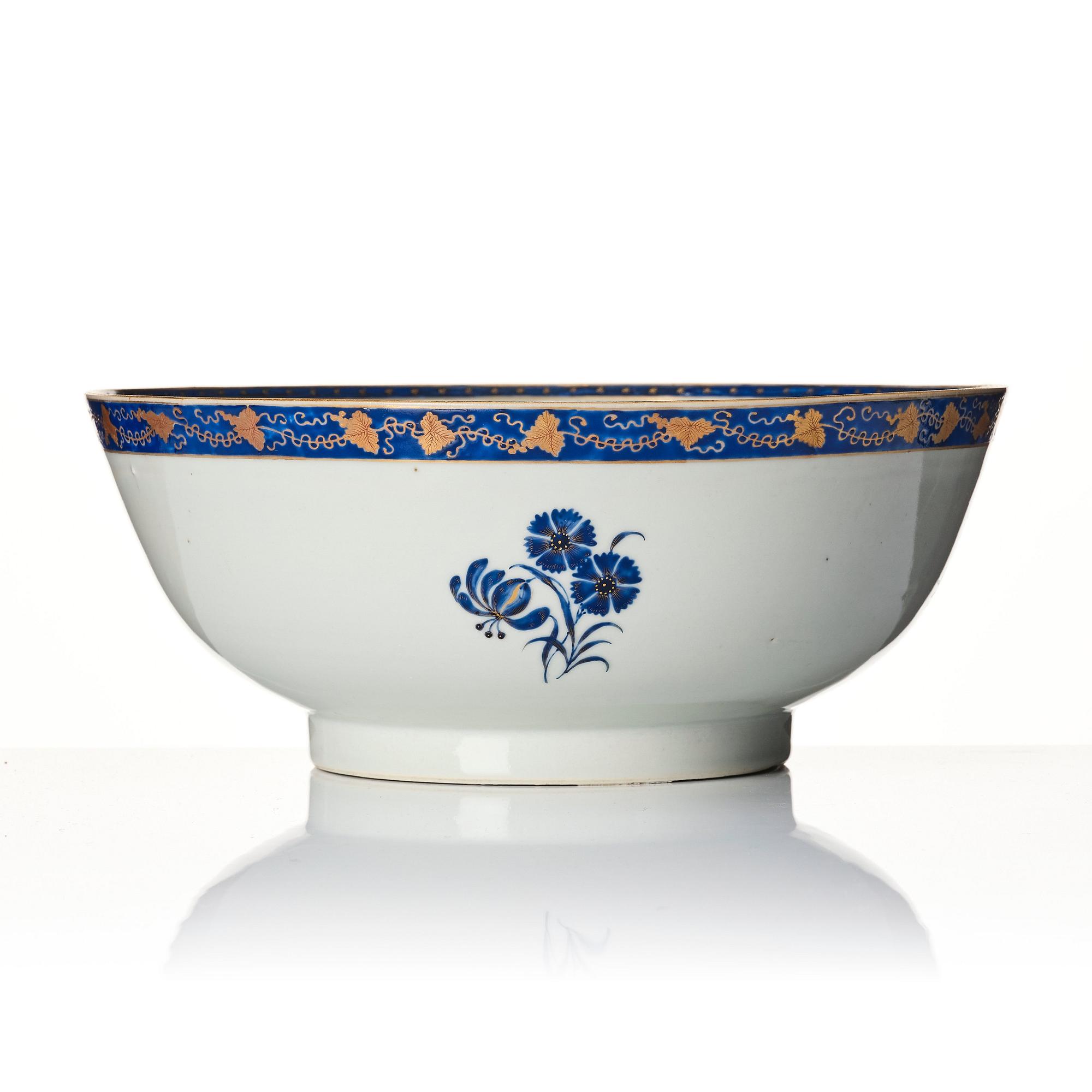A Chinese Export punch bowl, Qing dynasty, Jiaqing (1796-1820).