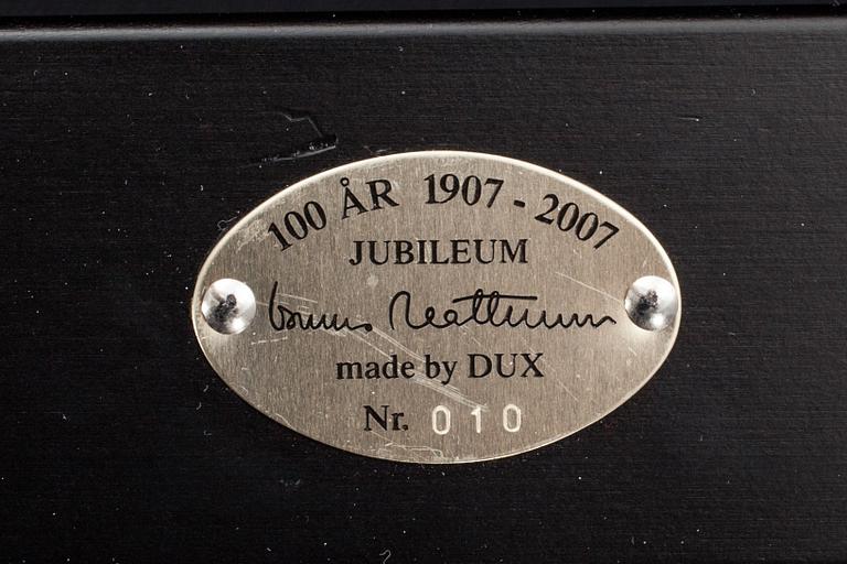 VILSTOL MED FOTPALL, "Pernilla", Bruno Mathsson by Dux Jubileumsutgåva 1907-2007.