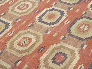MÄRTA MÅÅS-FJETTERSTRÖM, a carpet, flat weave, 346,5 x 255,5 cm, "Röda åttan", signed AB MMF.