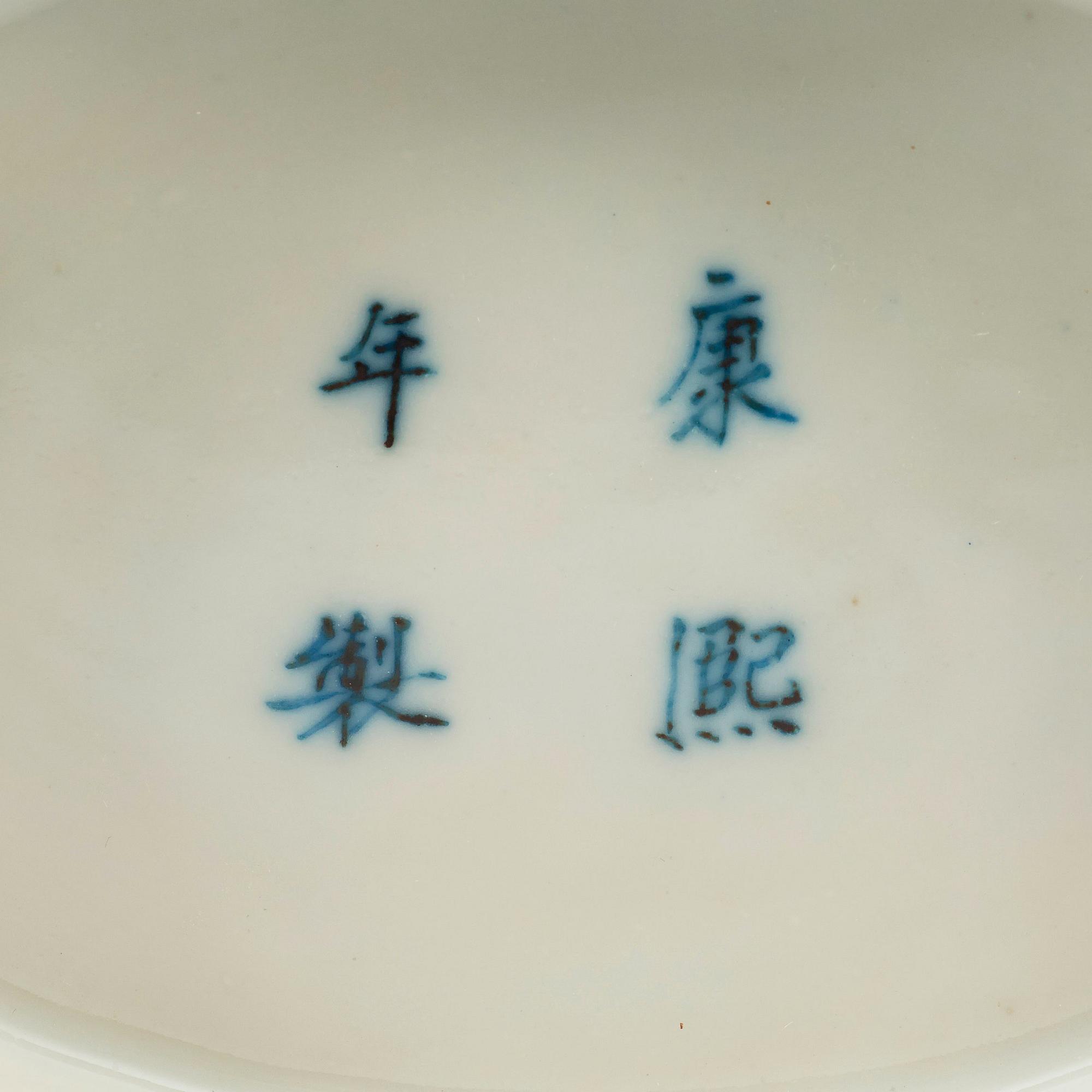 PILGRIMSKRUS, ett par, porslin. Sen Qing dynasti (1644-1912) med Kangxi fyra karaktärers märke.