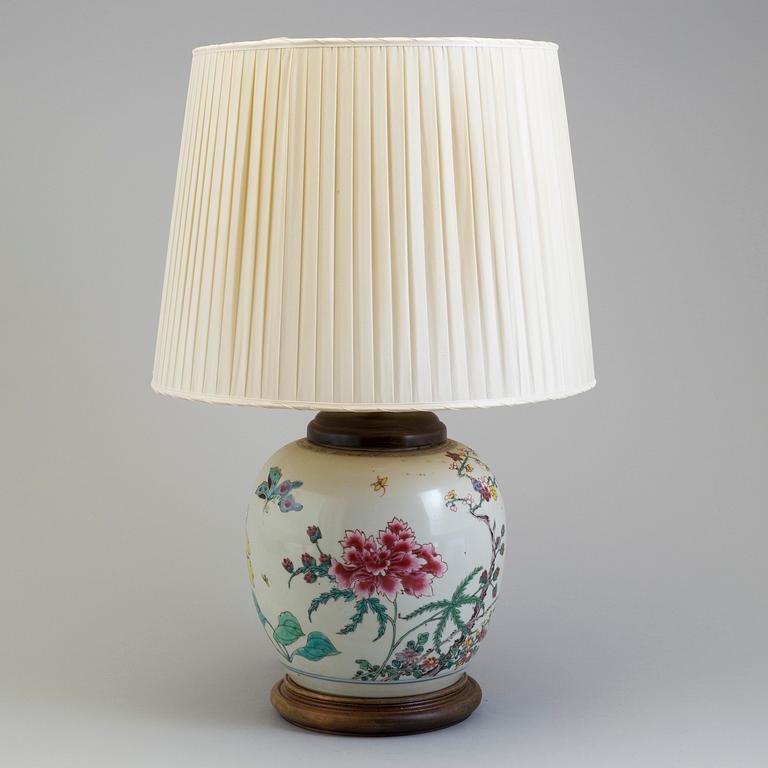A Chinese Export porcelain jar converted to a table lamp decorated in famille rose. Qing dynasty, 19th century.
