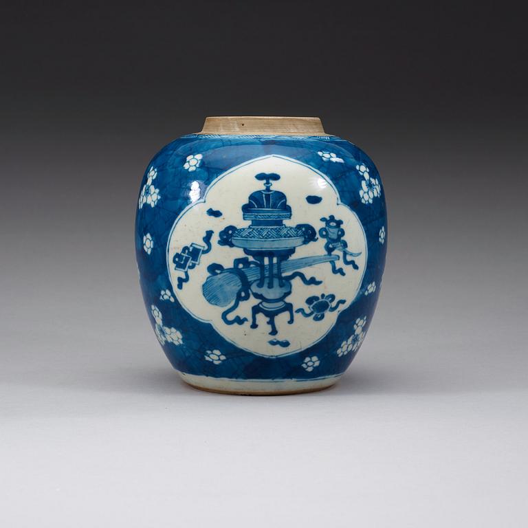 A blue and white jar, Qing dynasty, Kangxi (1662-1722).