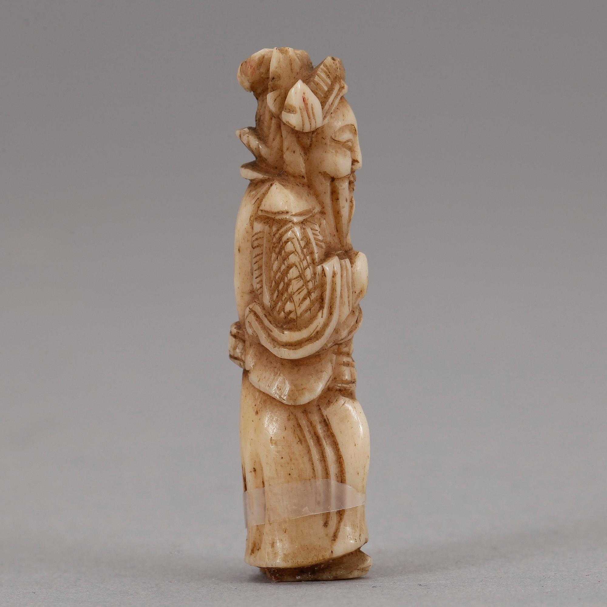 FIGURIN samt KNIVSKAFT, ben, Kina, sekelskiftet 1900.