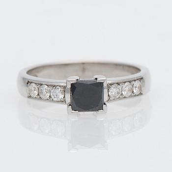 RING, prinsesslipad behandlad svart diamant, briljantslipade diamanter, 14K vitguld.