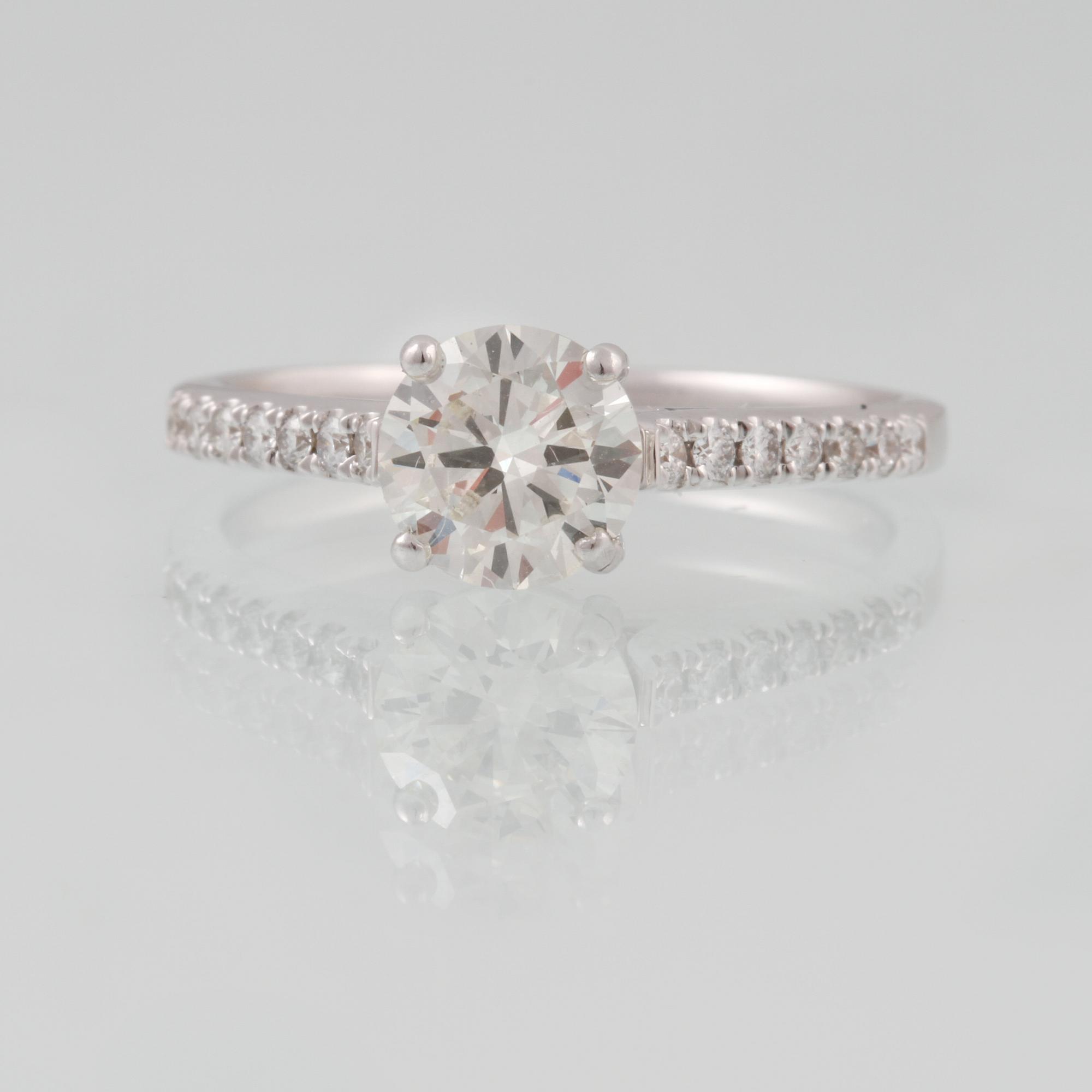 RING, 18K vitguld med briljantslipad diamant ca 1.01 ct. Vikt 3,3 gram.