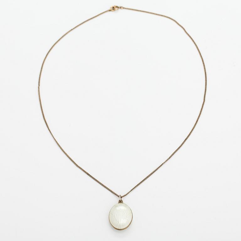 A gilded sterling silver necklace with a enameled locket. Tillander, Helsinki 1970's.