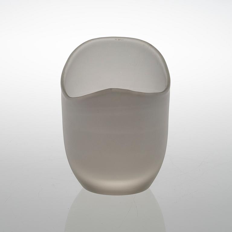 GUNNEL NYMAN, A VASE. Signed Riihimäen Lasi Oy. Gunnel Nyman, 1940s.
