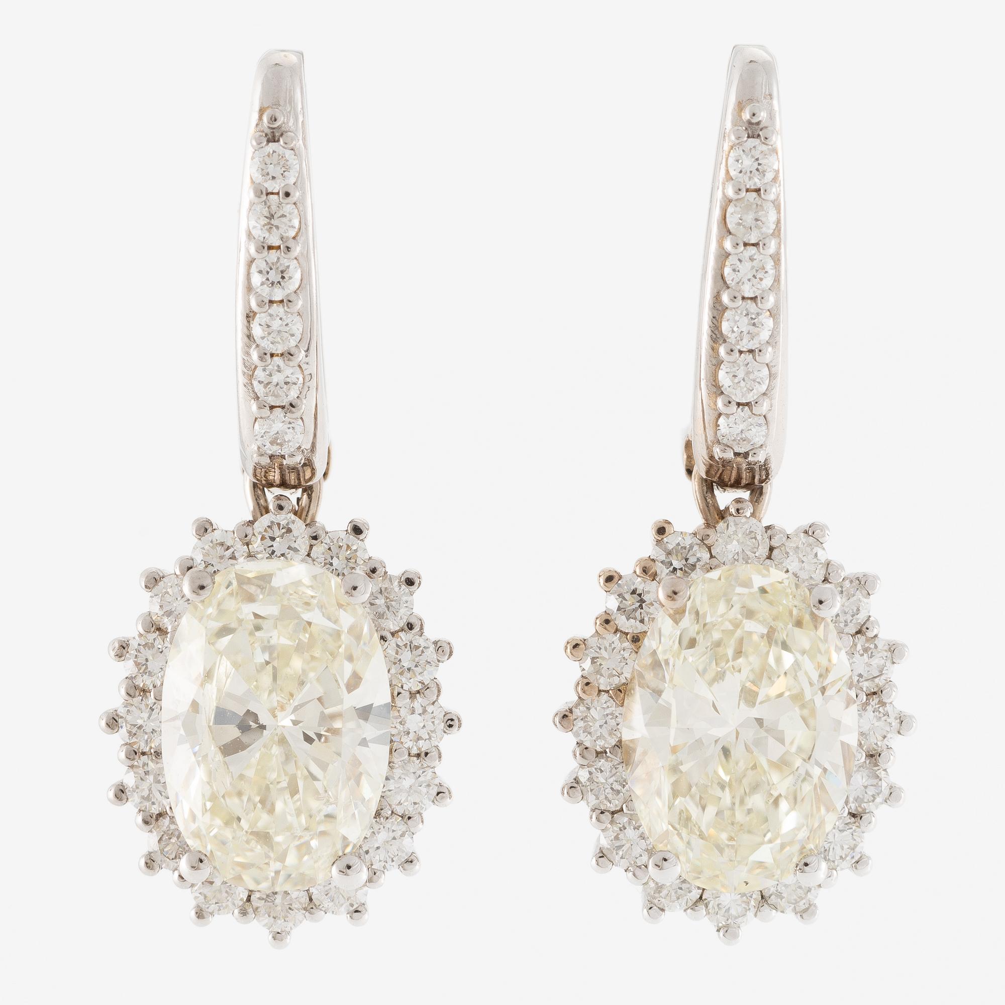 Earrings 18K white gold set with oval-cut diamonds, accompanied by GIA report.